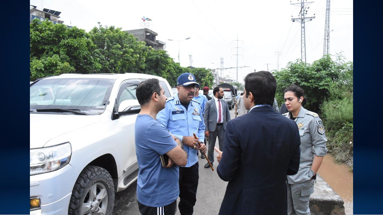 IGP Islamabad and Chief Commissioner Monitor Traffic Situation during Rainfall; Direct Teams to Ensure Public Safety and Smooth Traffic Flow