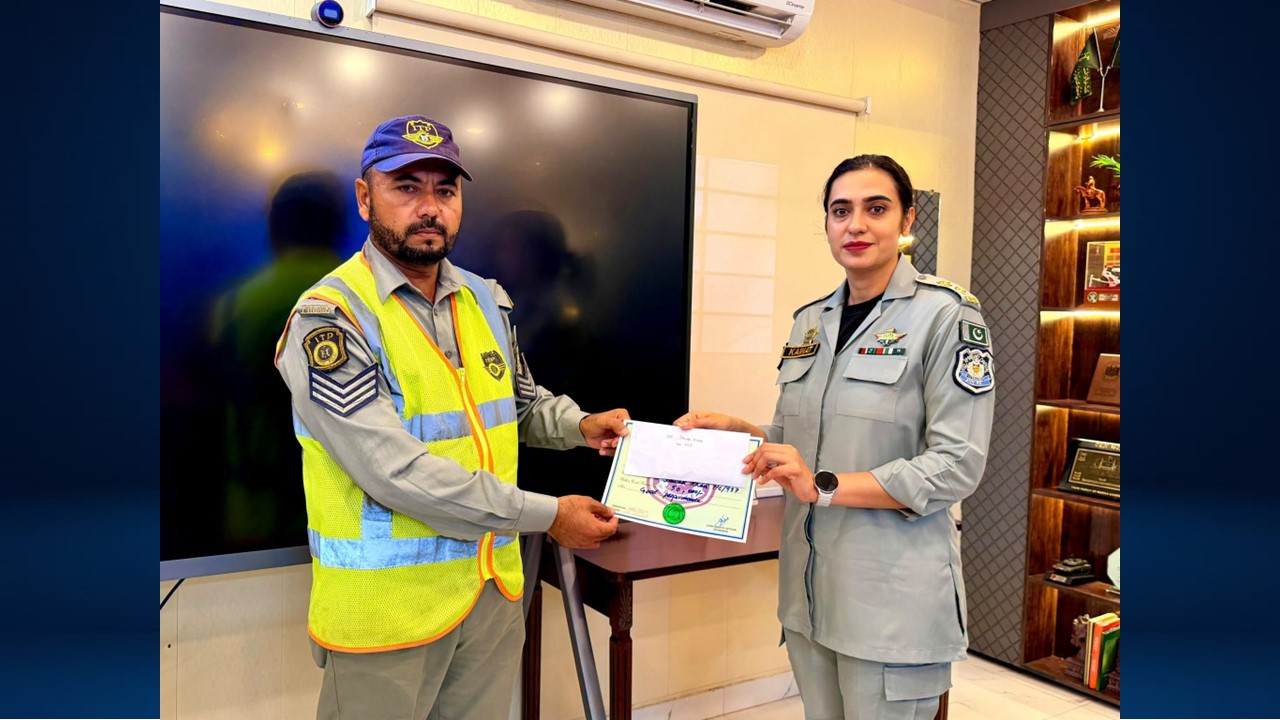 Chief Traffic Officer (CTO) Islamabad Kainat Azhar Khan Pays Tribute to Dutiful Head Constable Javed Khan