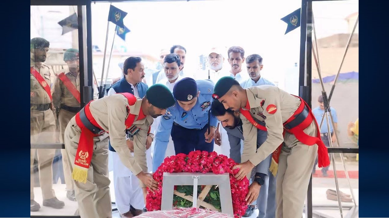 SP Soan Zone Muhammad Khurram Ashraf Visits Shrine of Martyr Lance Naik Muhammad Mahfuz on Pakistan Defence Day